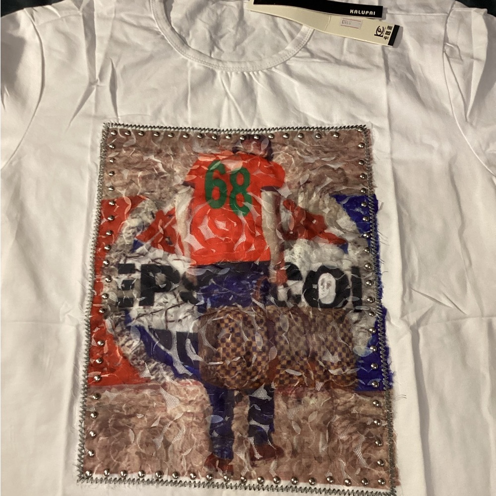 Kalupai Men's White Short Sleeve Graphic Tee with Embellished Patch
